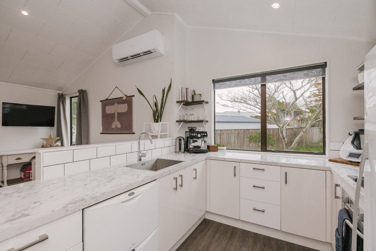 21 Peppertree Glade, Kelvin Grove, Palmerston North - Carousel 2
