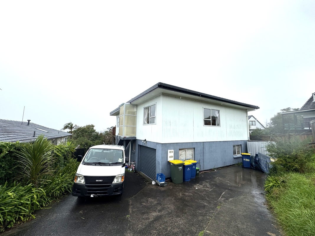 26 Cyclarama Crescent, Massey, Auckland - Carousel 1