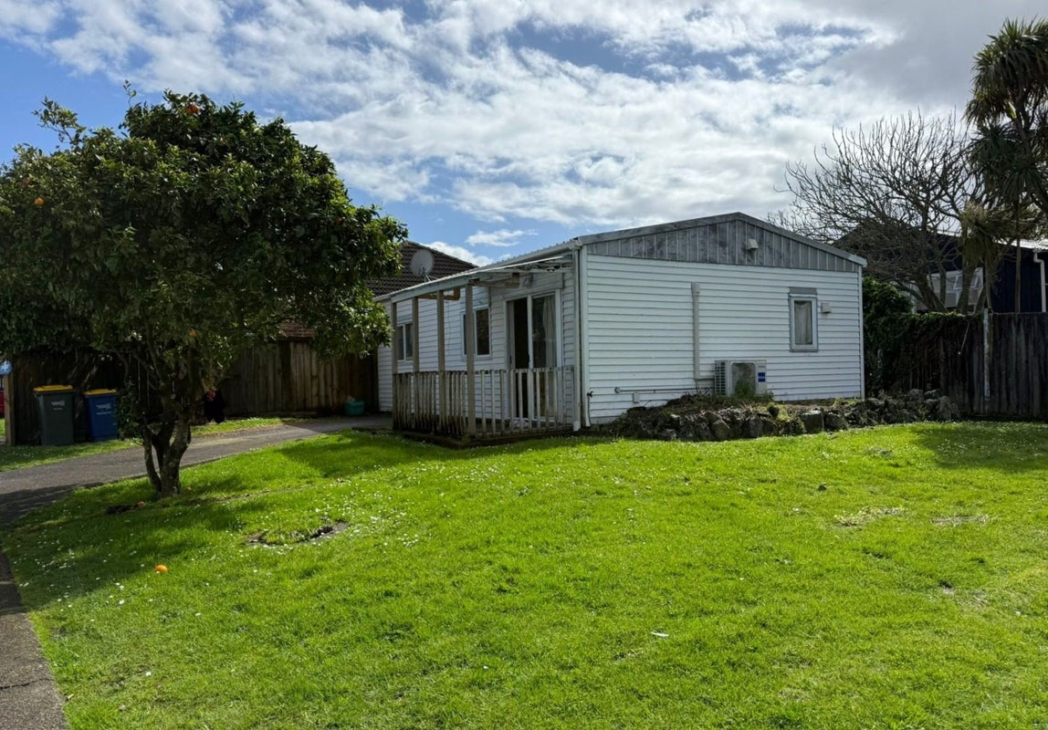 1 Titoki Street, Te Atatu Peninsula, Auckland - Carousel 1