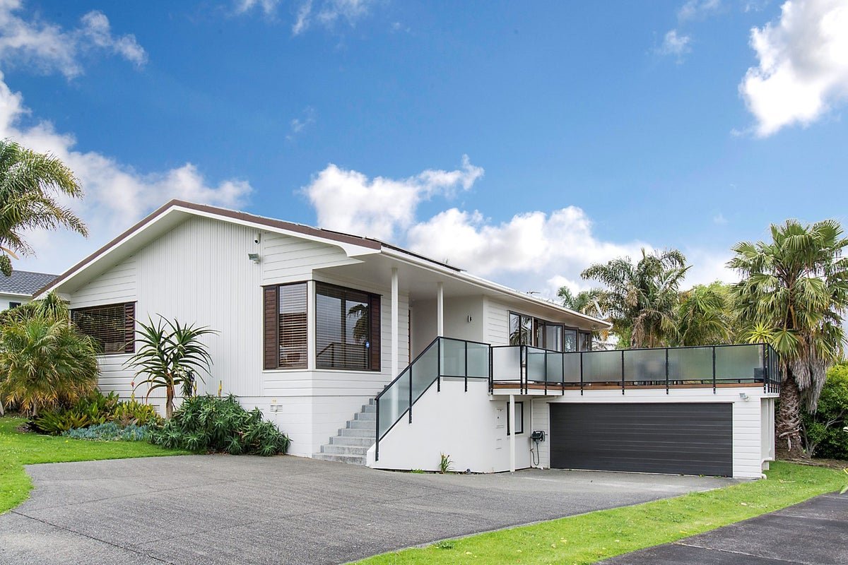 18 Treeway, Sunnyhills, Auckland - Carousel 1