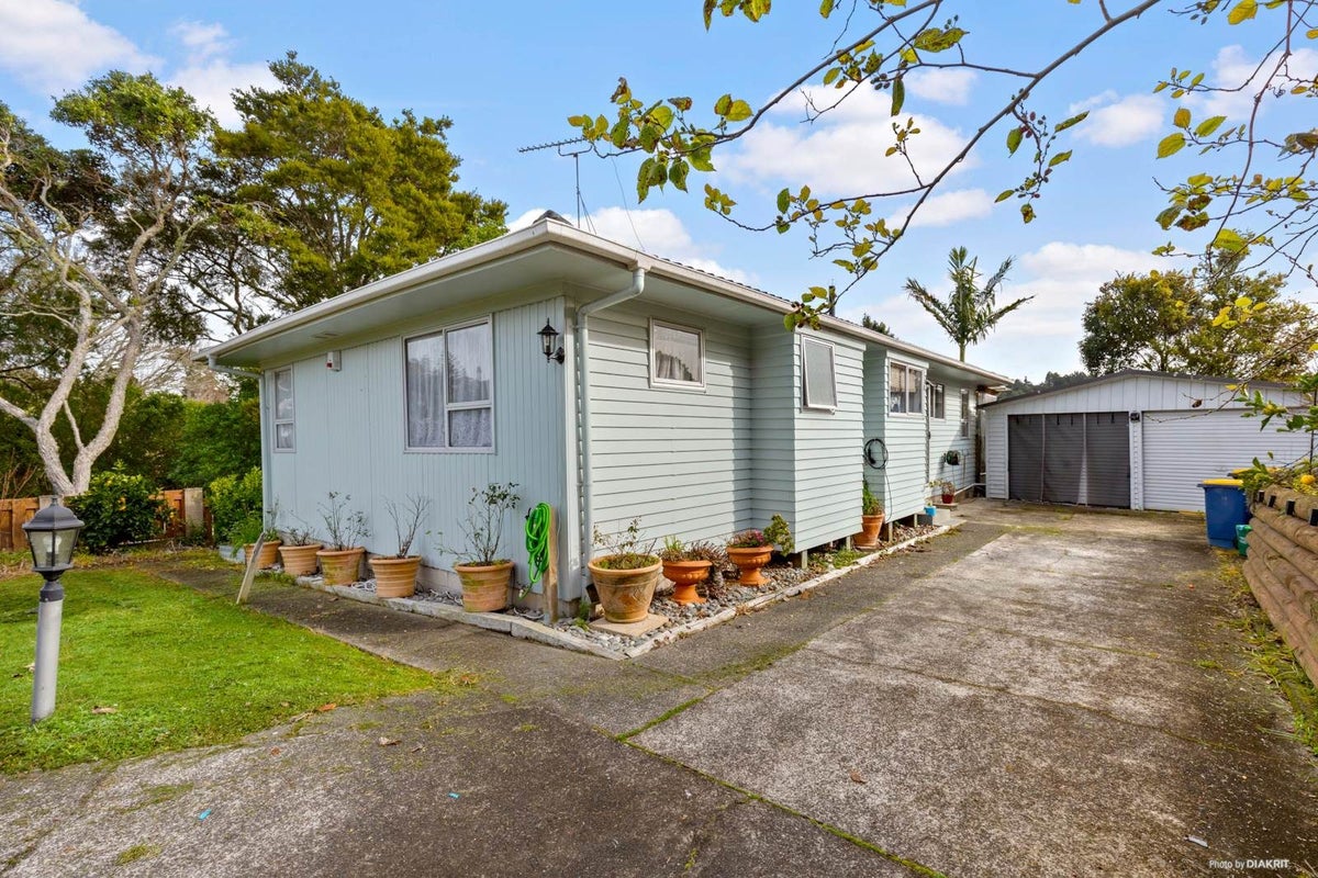 15 Pavola Grove, Glenfield, Auckland - Carousel 1