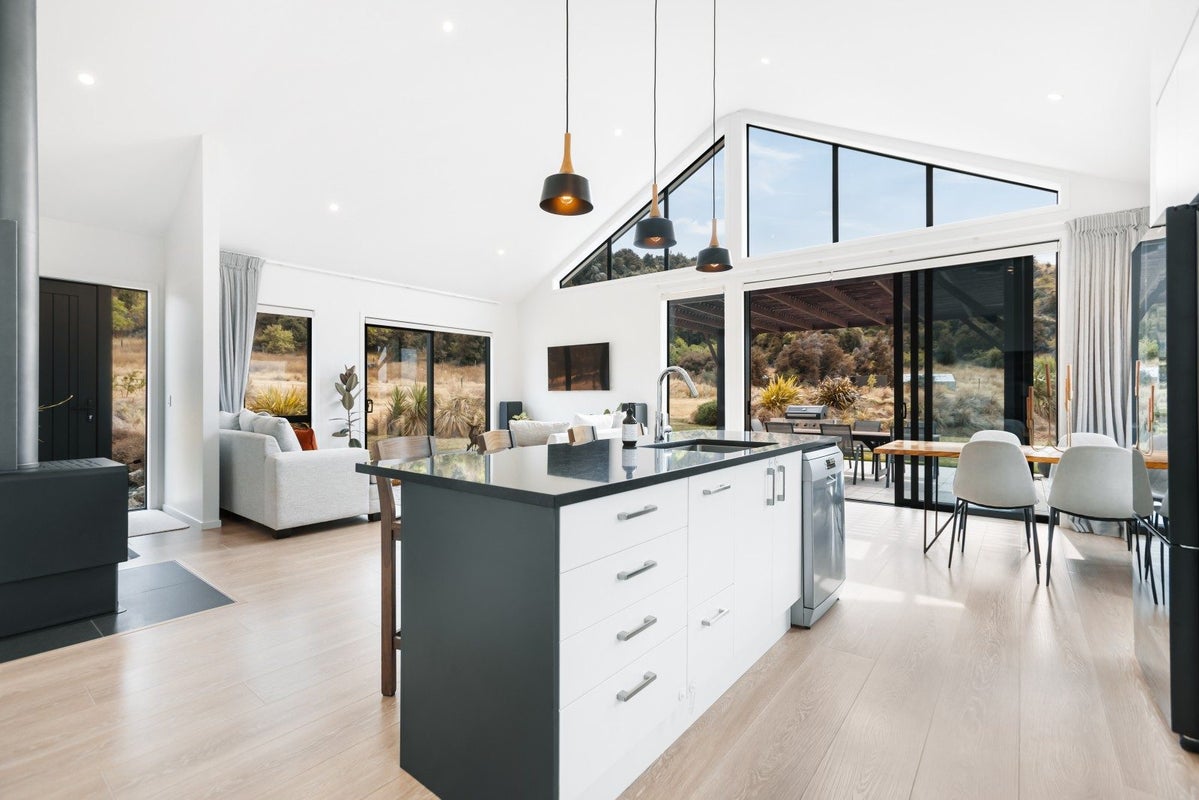 71 Poison Creek, QUEENSBERRY, CROMWELL - Carousel 2