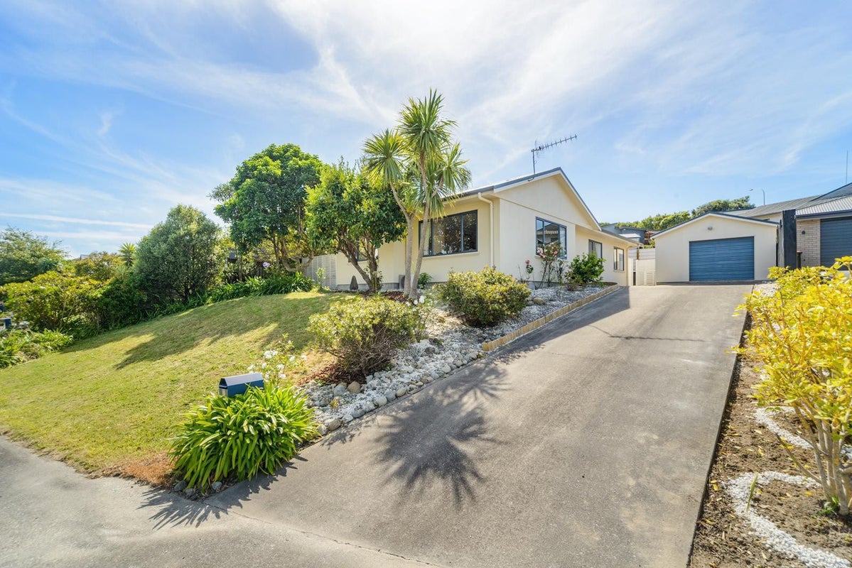 37 Dahlstrom Grove, Kelvin Grove, Palmerston North - Carousel 1