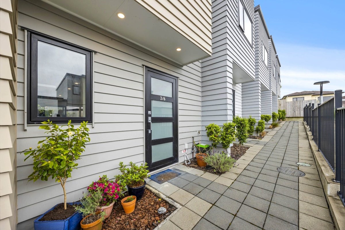 3/6 South Pacific Place, Henderson, Auckland - Carousel 2