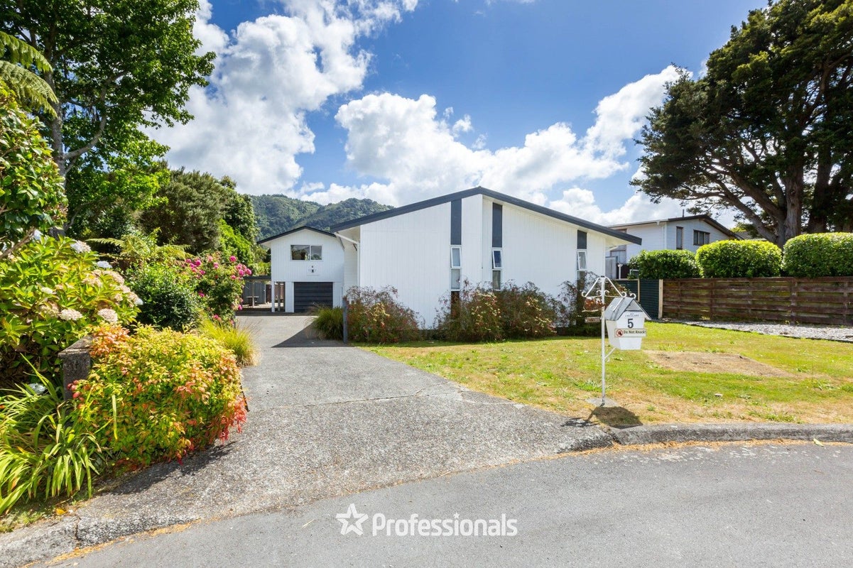 5 Venetia Way, Totara Park, Upper Hutt - Carousel 2