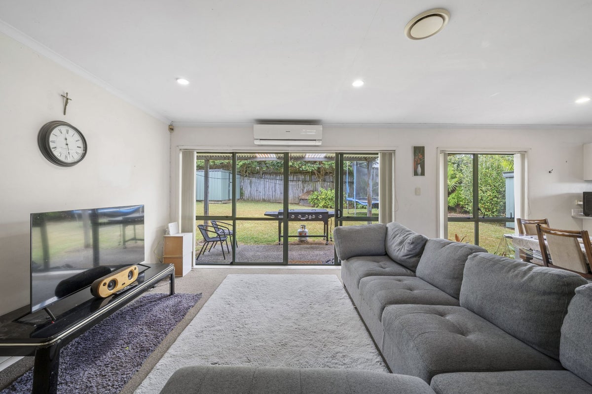 8 Waimarino Road, Weymouth, Auckland - Carousel 2
