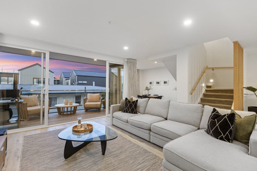 5B Holland Avenue, Point England, Auckland - Carousel 2