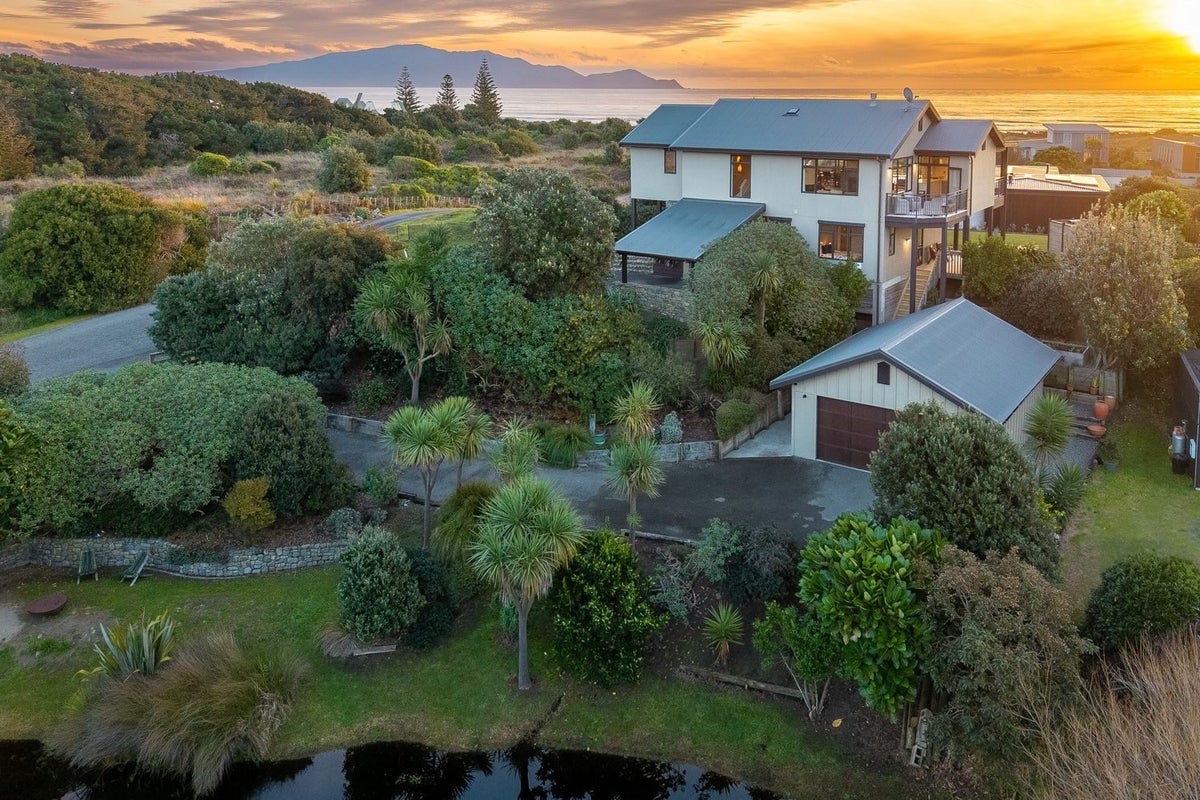 8 Beachview Grove, Peka Peka - Carousel 1