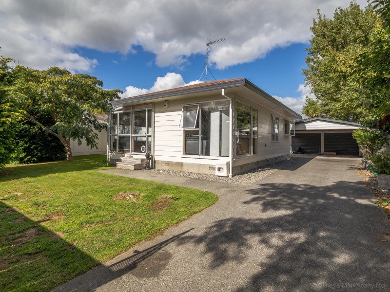 32 Memphis Grove, Totara Park, Upper Hutt - Carousel 1