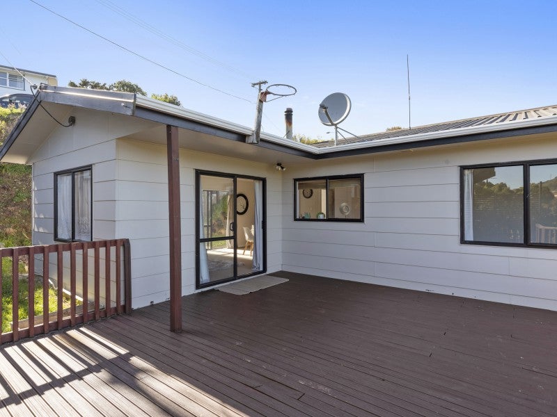 30 Castle Crescent, Stokes Valley, Lower Hutt - Carousel 1