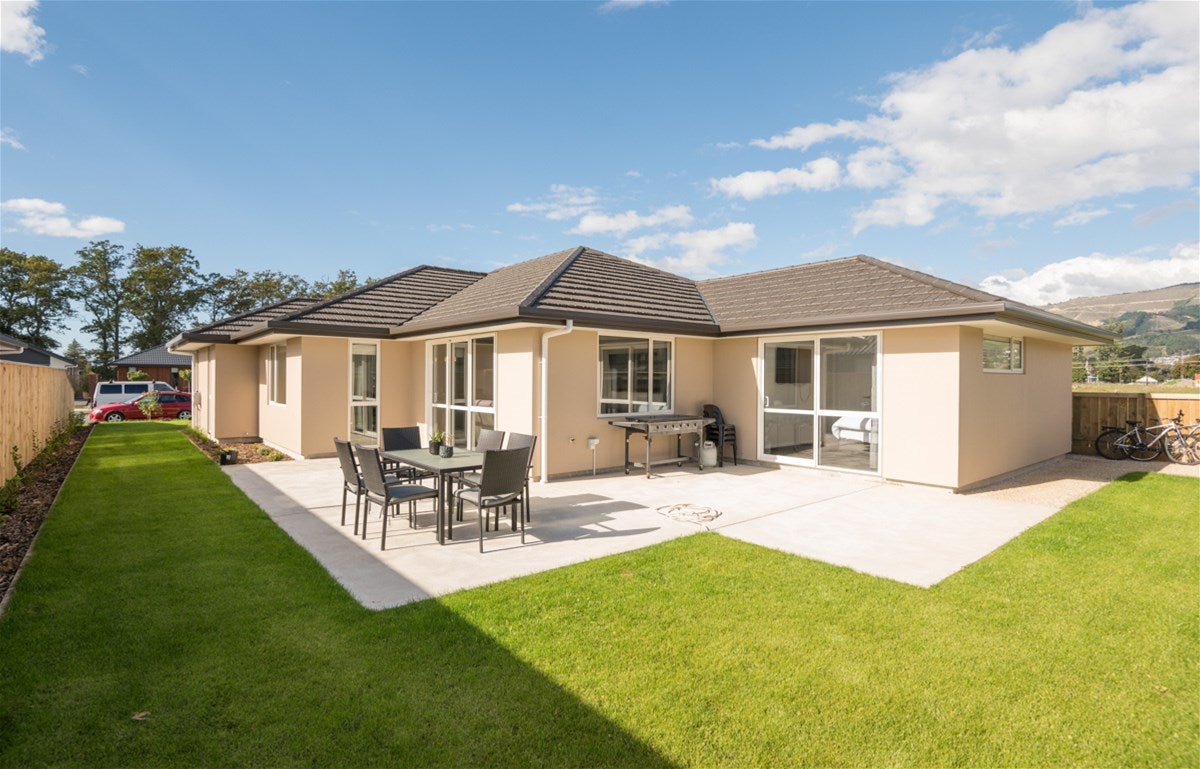 24 Oakdale Grove, Richmond - Carousel 2