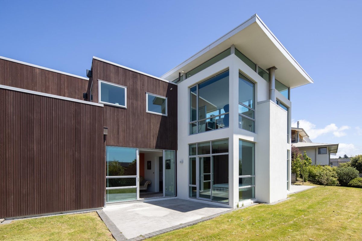 11 Bowsprit Way, Whitby, Porirua - Carousel 1