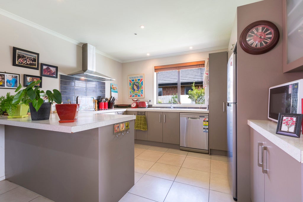 10 Breaker Grove, Waiuku, Waiuku - Carousel 2