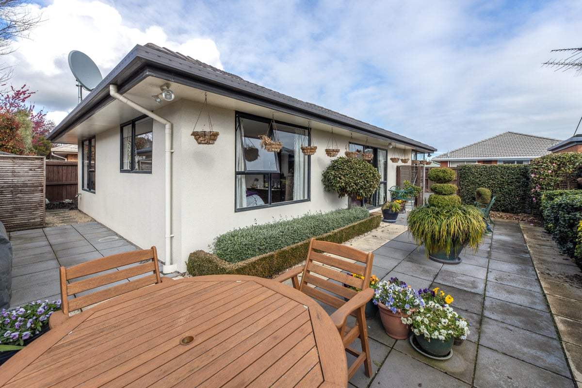 2/14 Innisfree Place, Northwood, Christchurch - Carousel 1