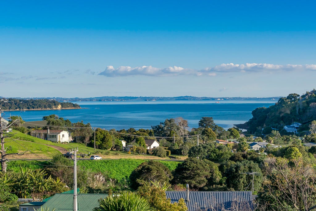 15 Moana Avenue, Surfdale, Waiheke Island - Carousel 2
