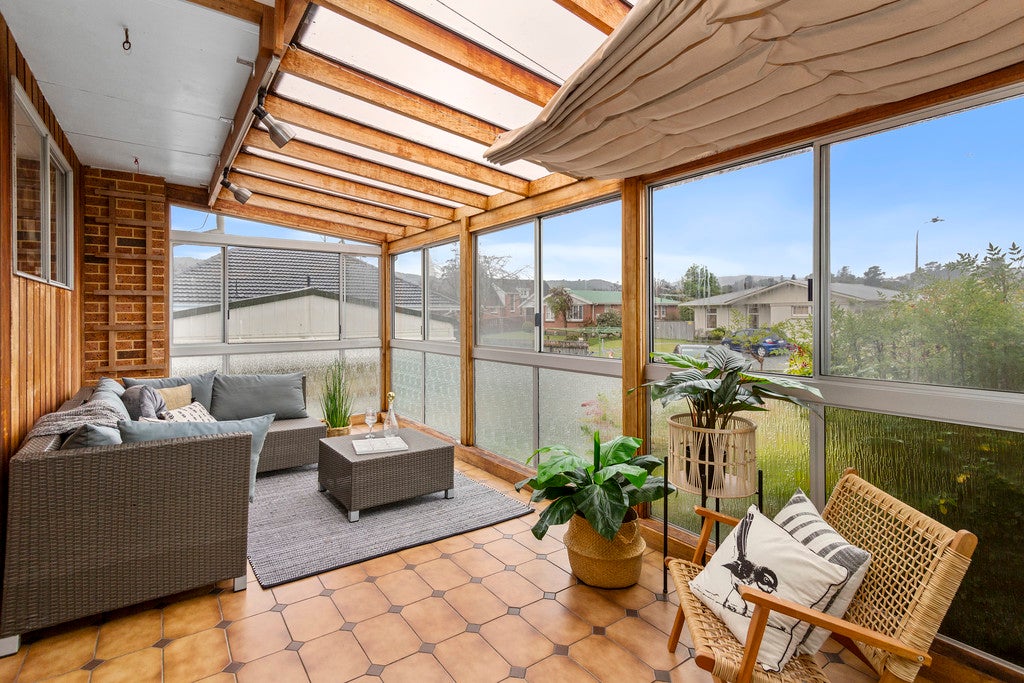7 Maoribank Grove, Brown Owl, Upper Hutt - Carousel 2
