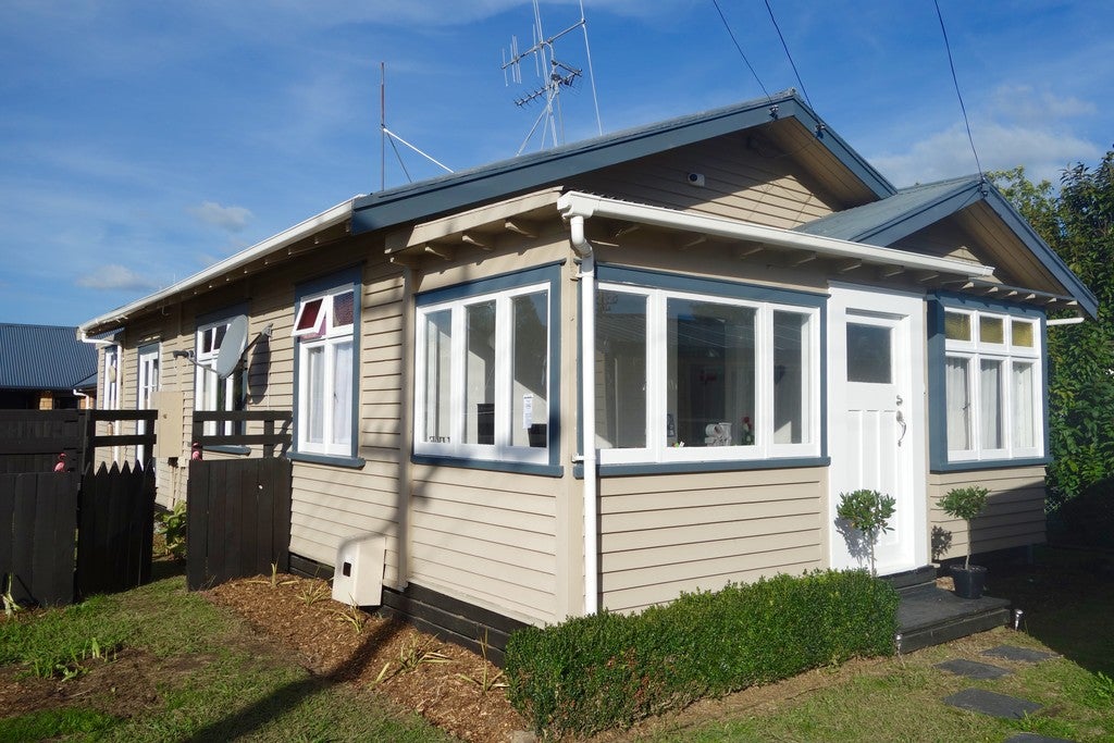 1042 Heaphy Terrace, Fairfield, Hamilton - Carousel 1