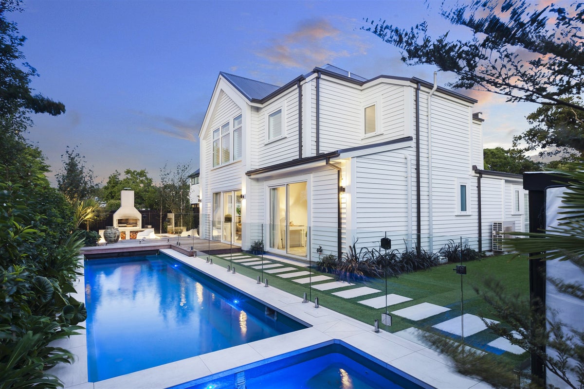 195 Fendalton Road, FENDALTON, CHRISTCHURCH - Carousel 1