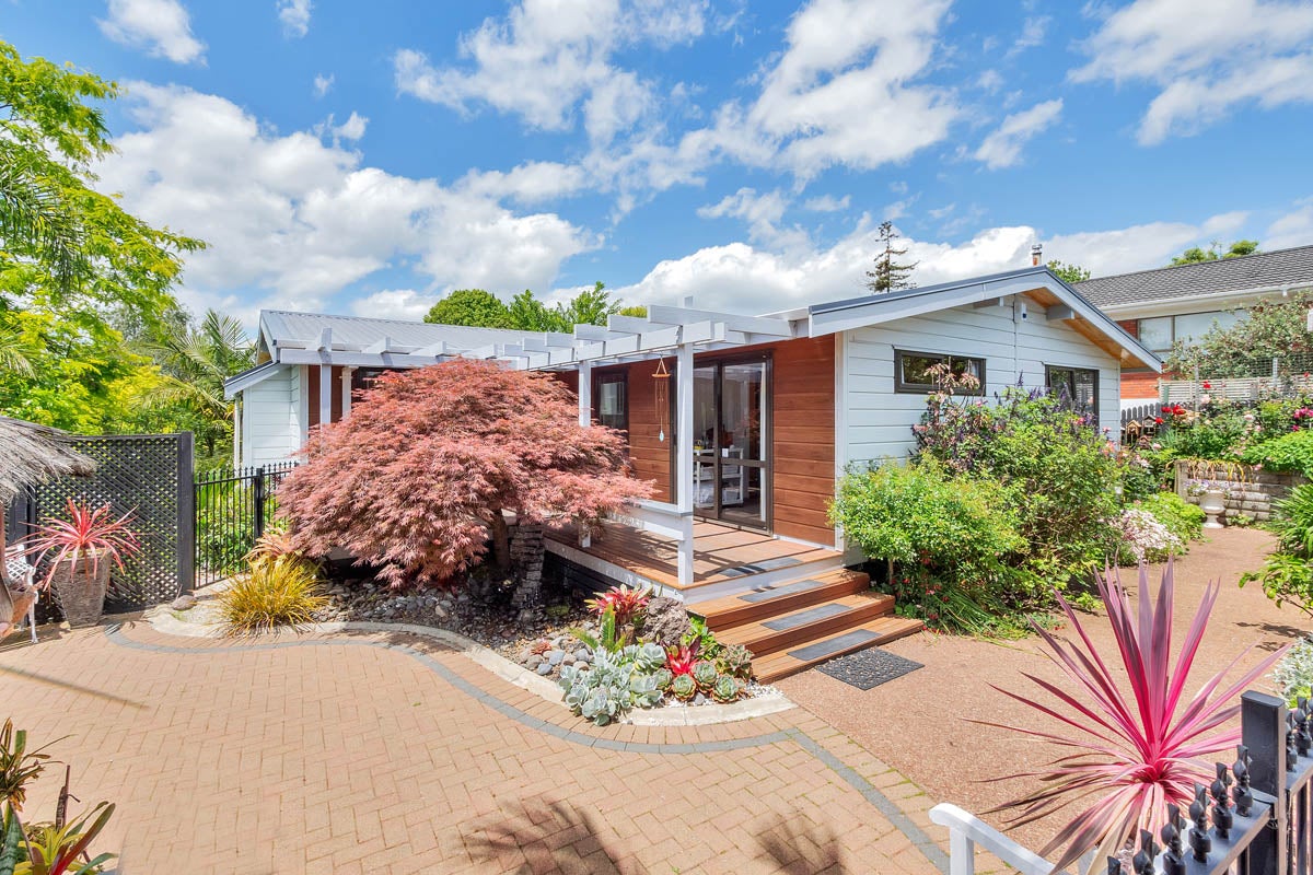 16 Gaylands Place, Opaheke, Papakura - Carousel 1