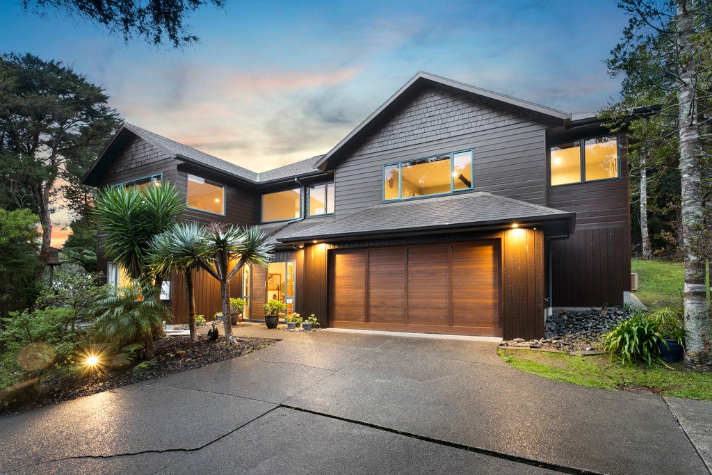 11G Longfellow Parade, Titirangi, Waitakere - Carousel 1