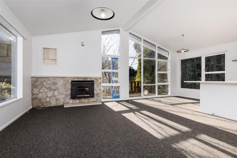 7 Silverbirch Grove, Churton Park, Wellington - Carousel 1