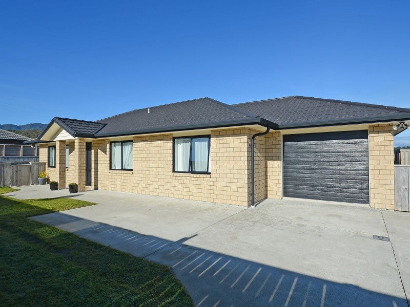 68 Sunstone Crescent, Timberlea, Upper Hutt - Carousel 1