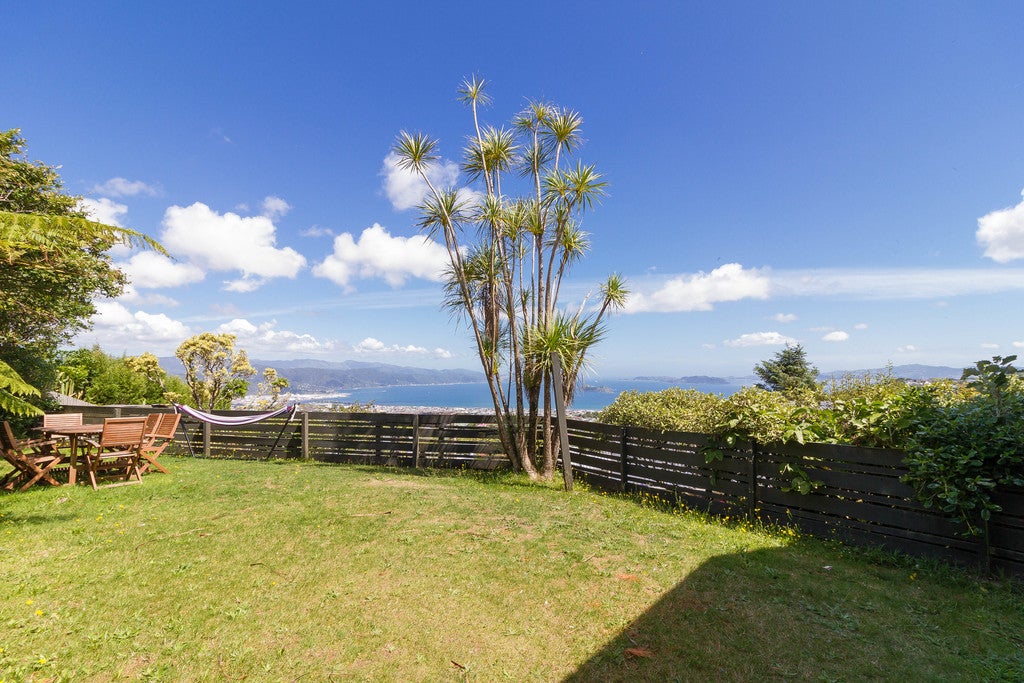 6 Honeysuckle Grove, Maungaraki, Lower Hutt - Carousel 1