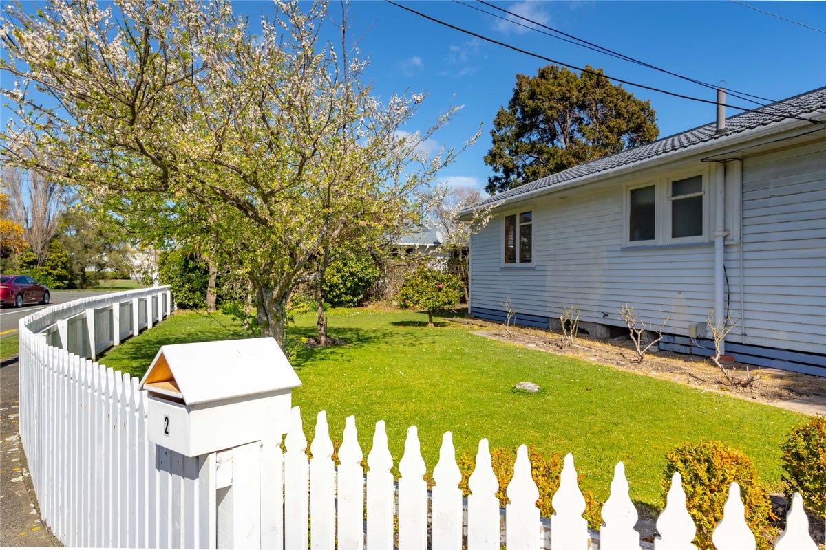 2 Whakataki Grove, Waiwhetu, Lower Hutt - Carousel 16