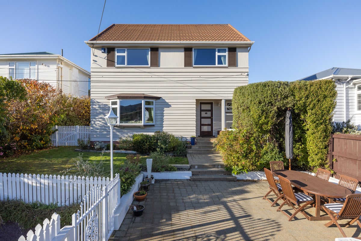 15 Monaghan Avenue, Karori, Wellington - Carousel 1