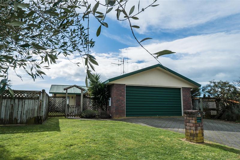 11 Larisa Grove, Papamoa Beach, Papamoa - Carousel 1