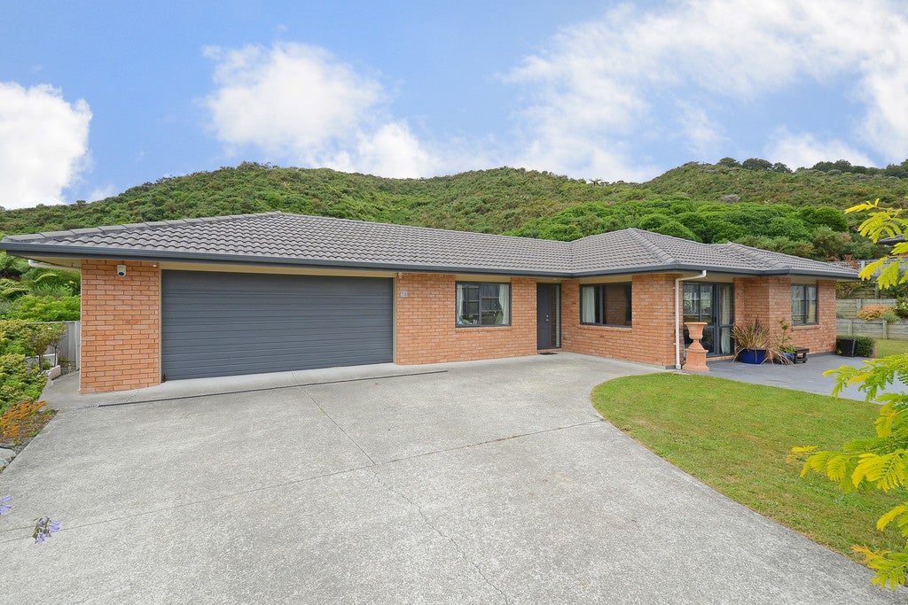 56 King Charles Drive, Kingsley Heights, Upper Hutt - Carousel 1
