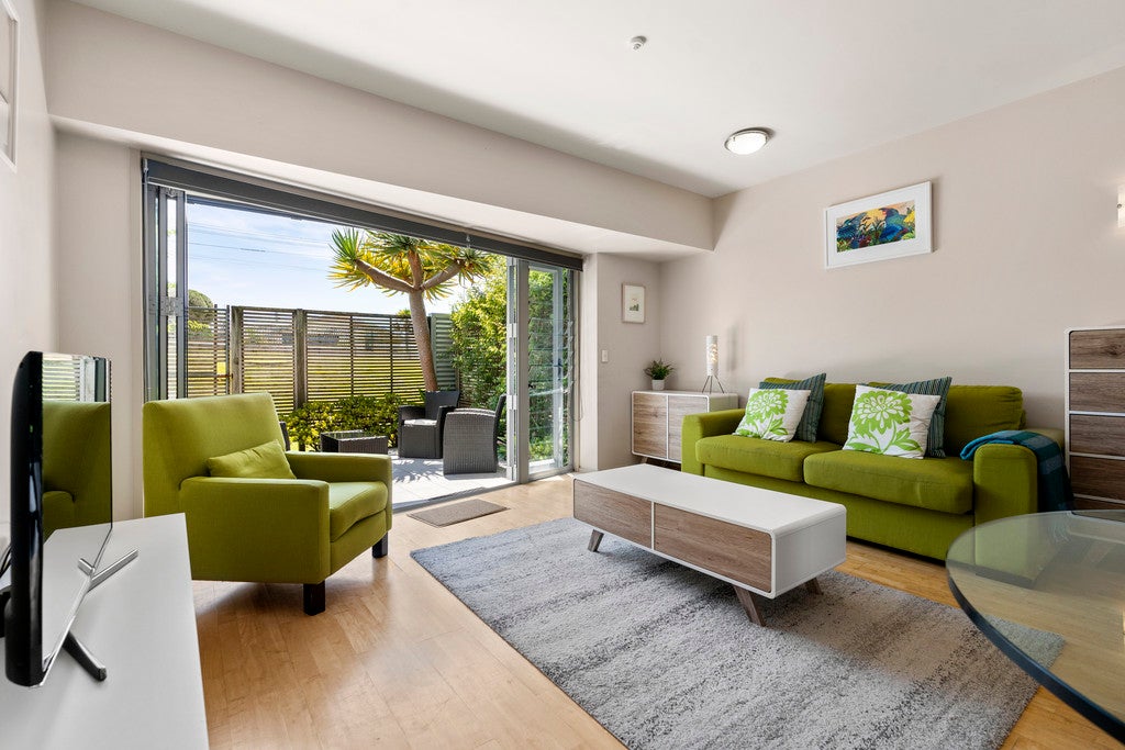 4/136 Ocean View Road, Waiheke Island, Auckland - Carousel 2