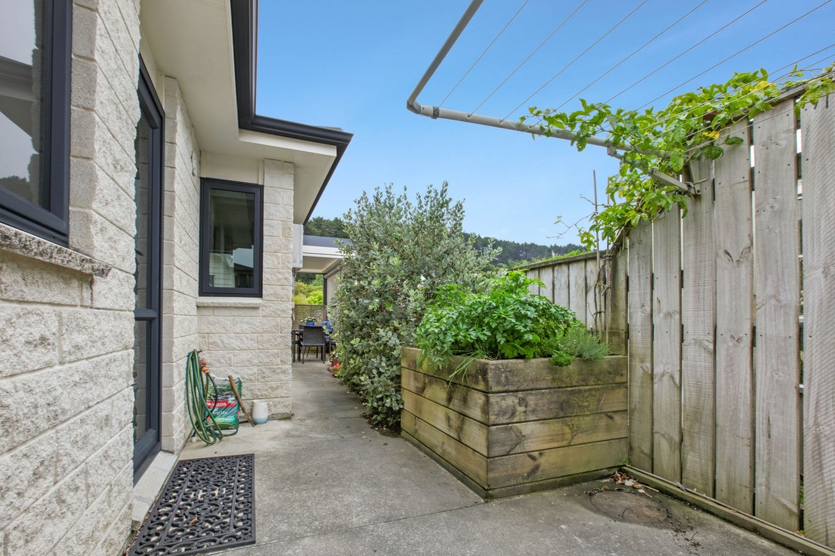 22 Nathan Street, Tawa, Wellington - Carousel 19