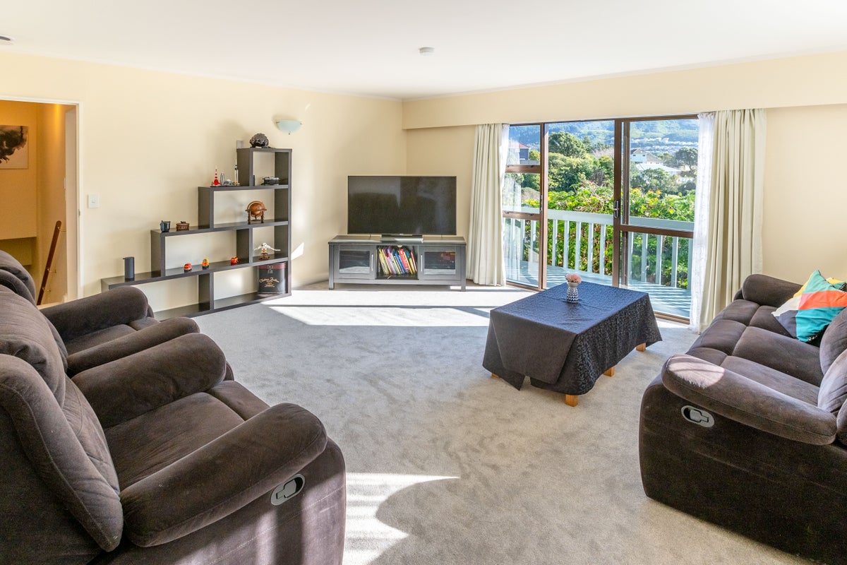 19F Mahoe Street, Tawa, Wellington - Carousel 2