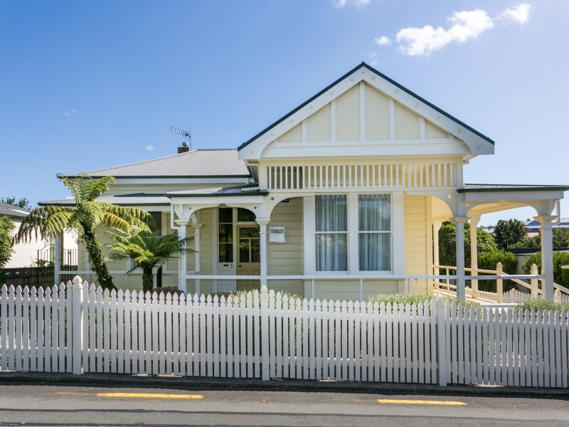 31 Cameron Road, Bluff Hill, Napier - Carousel 1