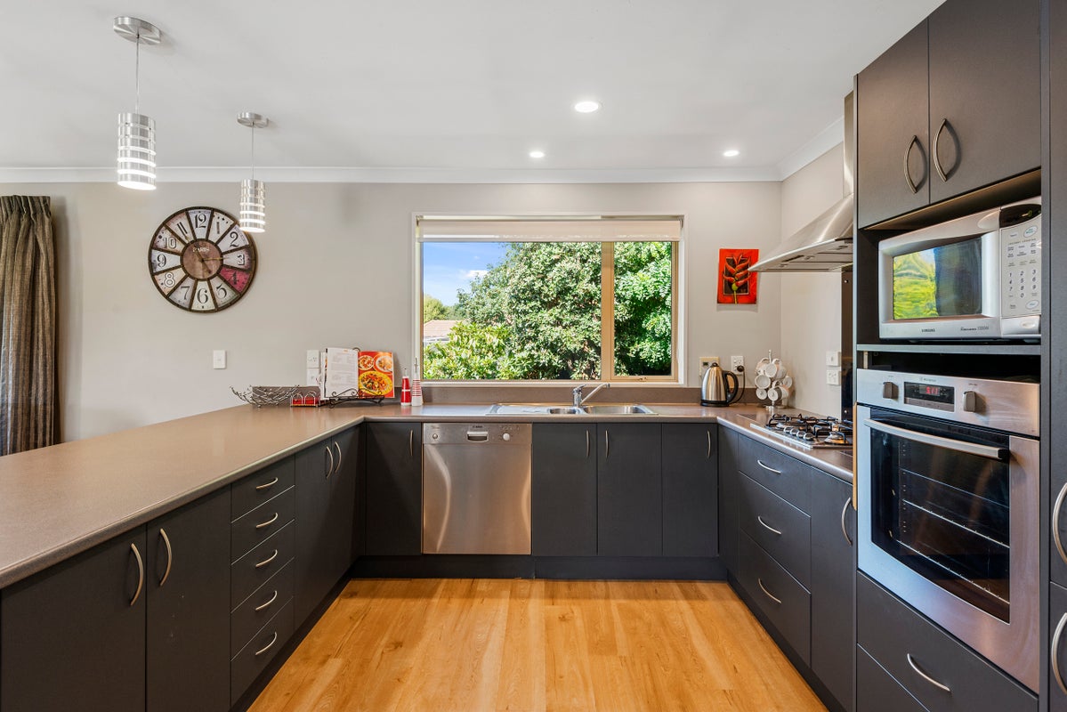 12 Alderney Mews, Casebrook, Christchurch - Carousel 1