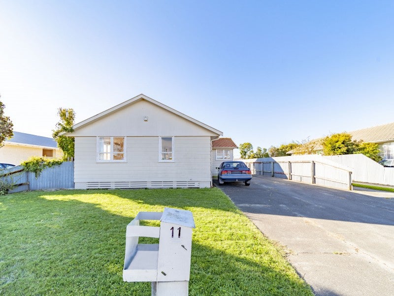 11 Mclaren Crescent, Onekawa, Napier - Carousel 1