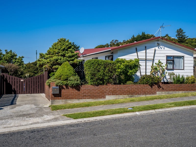 9 Parkinson Close, Whitby, Porirua - Carousel 1