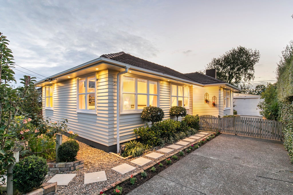 49 Wellesley Road, Mangere Bridge, Auckland - Carousel 1