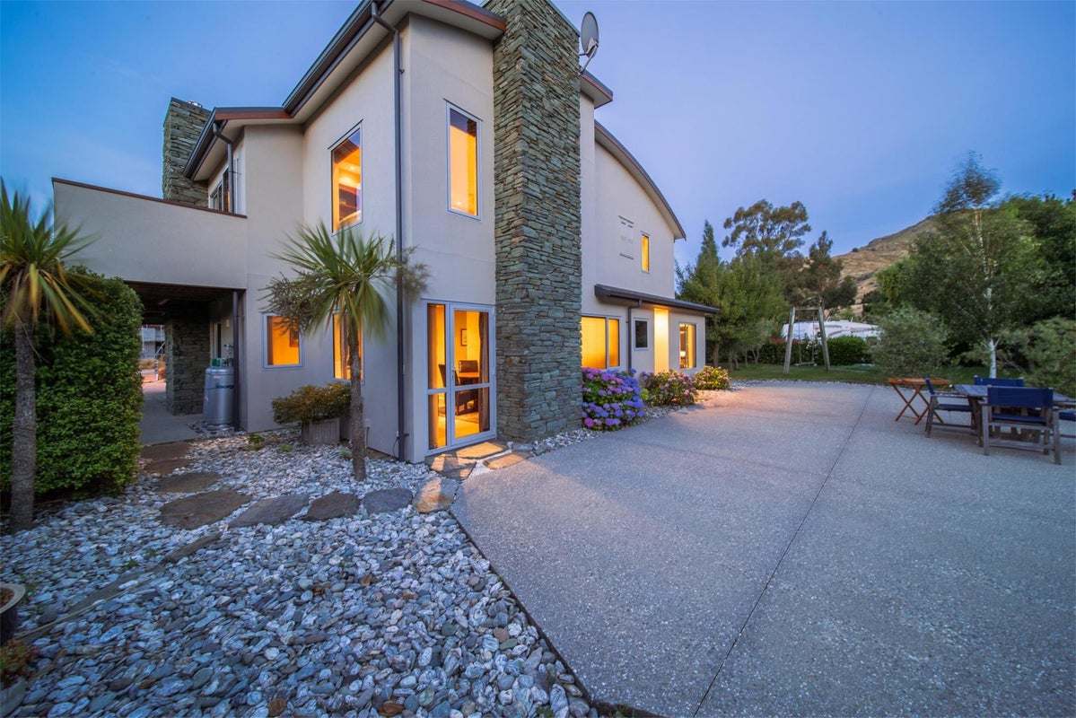 14 Milward Place, Kelvin Heights, Queenstown - Carousel 2