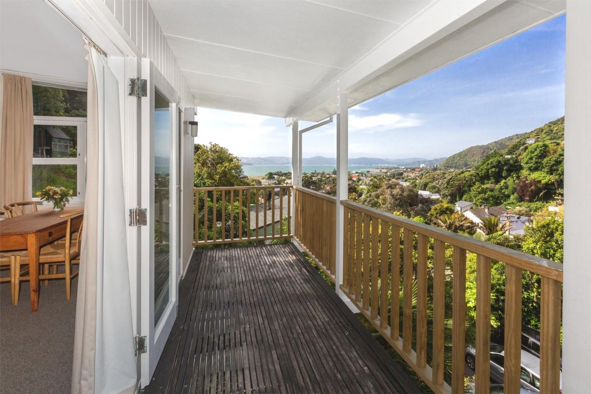 42B Nikau Street, Eastbourne, Lower Hutt - Carousel 1