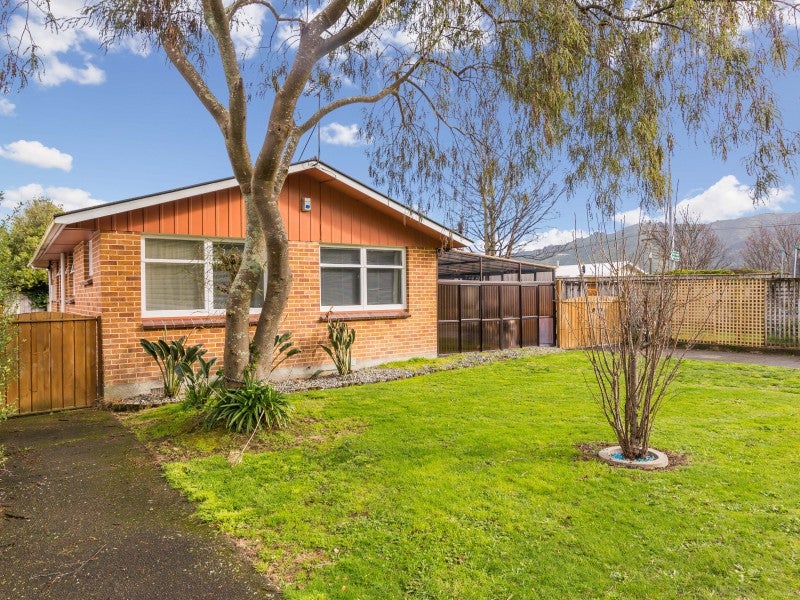 2 Maoribank Grove, Brown Owl, Upper Hutt - Carousel 1