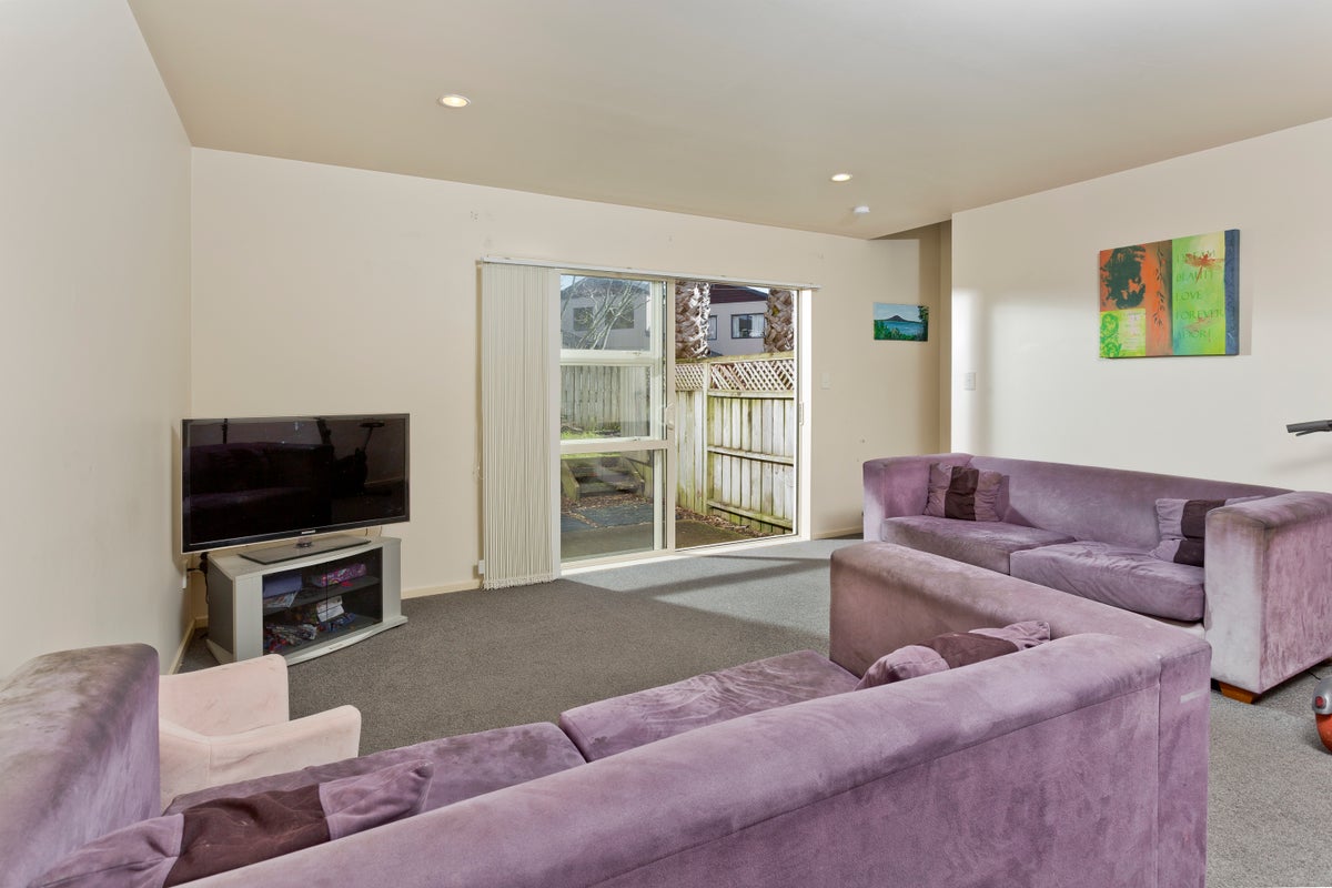 4/31 Fields Parade, Oteha, Auckland - Carousel 2