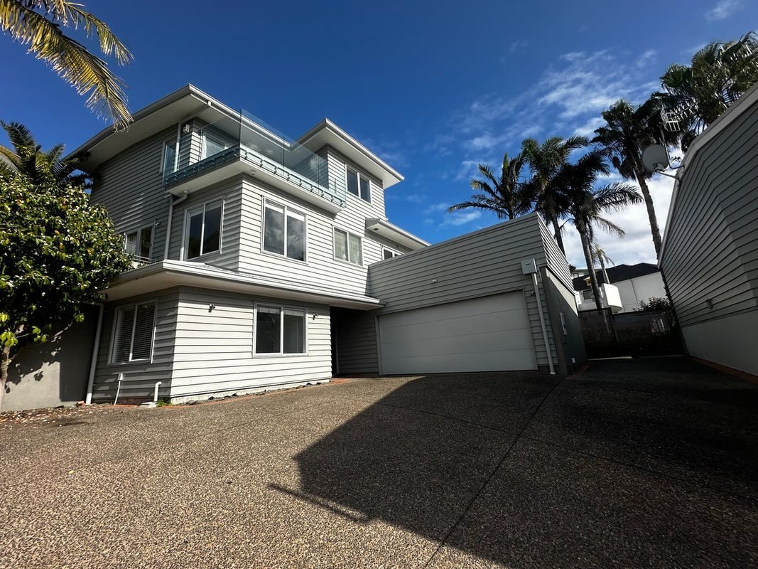 28 Oakwood Grove, Eastern Beach, Auckland - Carousel 1