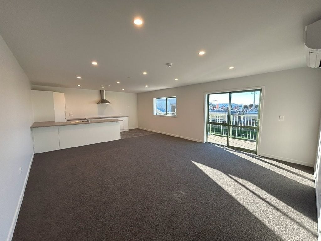 2/6 De Havilland Drive, Goodwood Heights, Auckland - Carousel 1