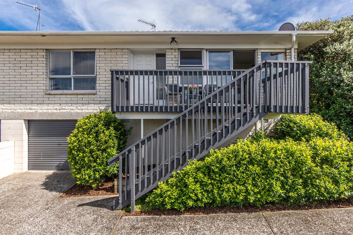 2/12 Girrahween Drive, Totara Vale, North Shore City - Carousel 2