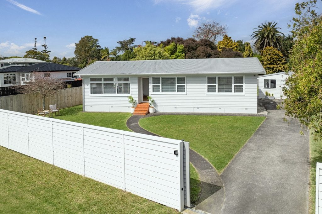 8 Brennan Avenue, Te Atatu Peninsula, Auckland - Carousel 1