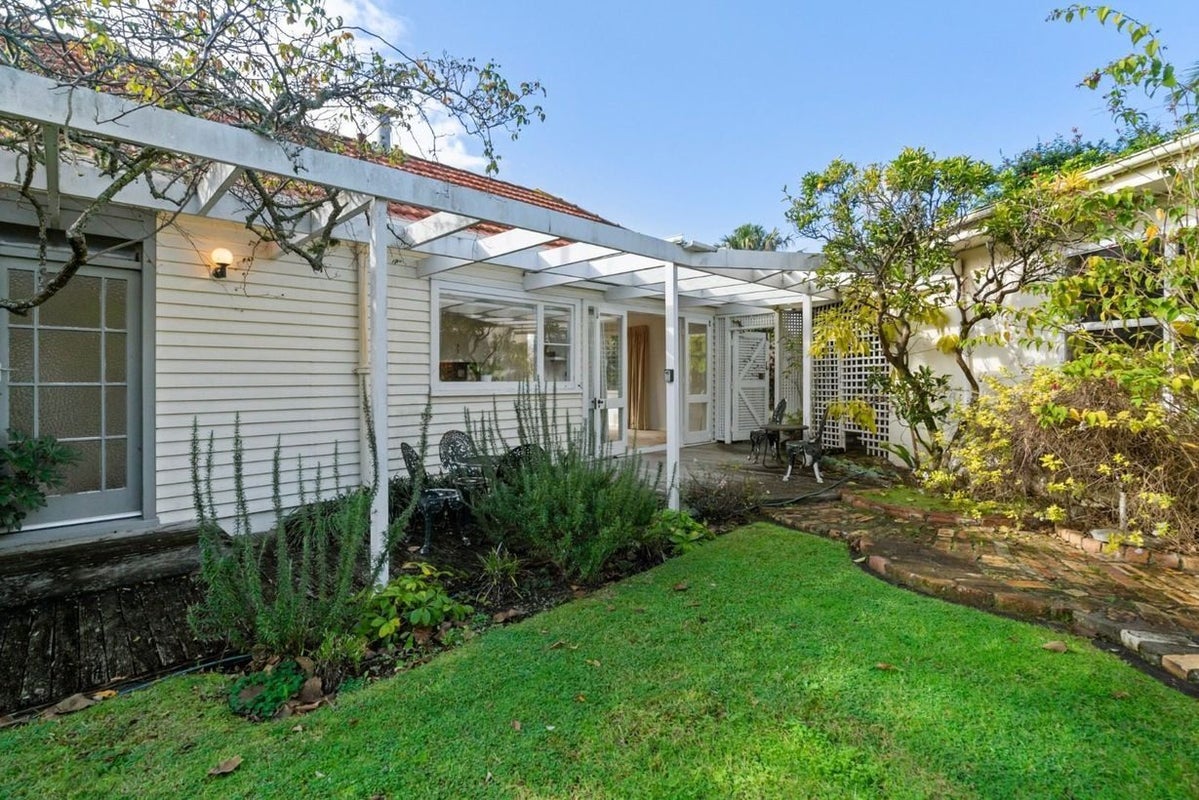 8 Kurahaupo Street, Orakei, Auckland - Carousel 2