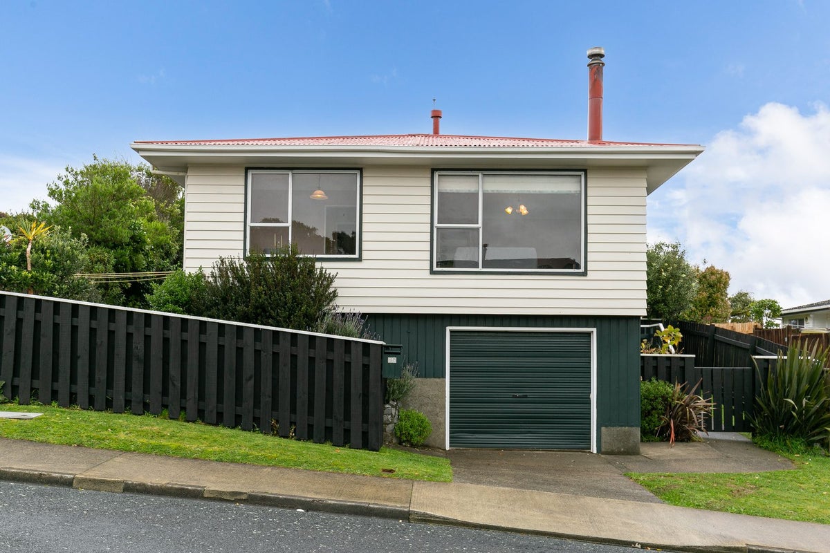 21A Colchester Crescent, Newlands, Wellington - Carousel 1
