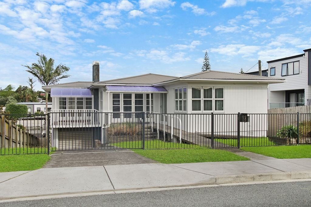 16 Sylvan Crescent, Te Atatu South, Auckland - Carousel 1